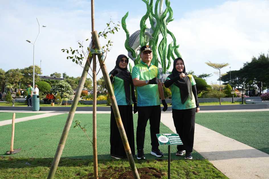 Advertorial : Walikota Metro Tanam Pohon di Taman Suroboyo