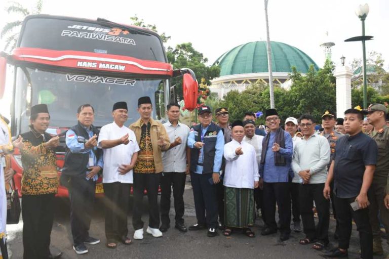 Advertorial : Sekda Metro Lepas 320 Calon Jamaah Haji 2025
