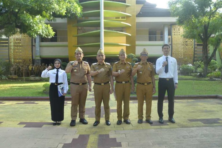 Advertorial : Walikota Metro Serahkan SK Ke 86 CPNS