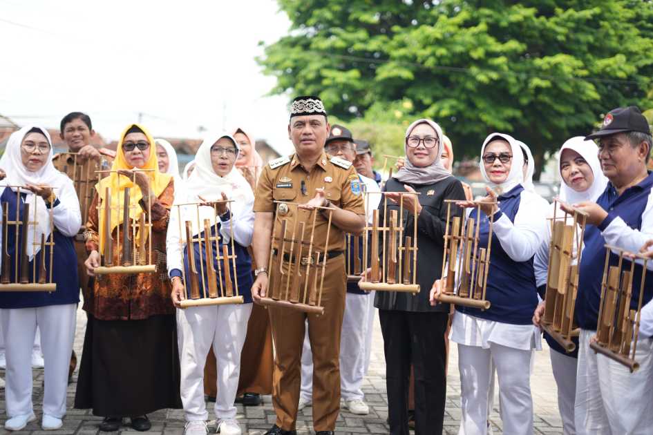 Advertorial : Bambang Resmikan Warung Merah Putih dan Kesenian Angklung Siger Mas PWRI Metro