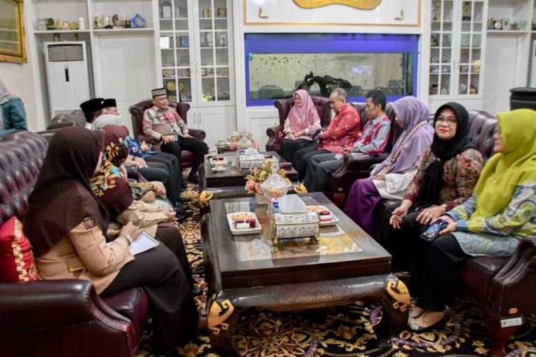 Advertorial : Walikota Metro Beri Bantuan Kepada TK Khodijah Metro Barat