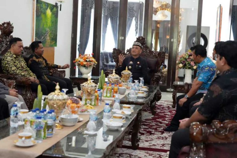 Advertorial : Bambang Terima Silahturahmi Mahasiswa Malaysia